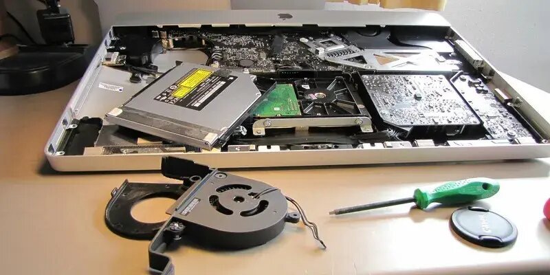 How to handle Spilled Water on MacBook - Entire Tech