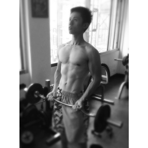 chinesemale: 又離目標更近了😄GOGOGO😙 #bodybuilding #train #monday #work by lage00160 http://bit.ly/1a2GYAK 