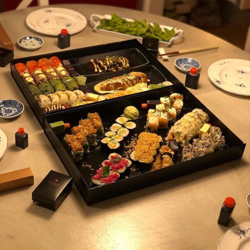 #Genuss am letzten Abend des Kahres #2019 #sushi für die Familie #lecker #hamburg #henssler #hensslerathome #delicious #reallygoodstuff - herzlichen Dank @hensslerathome https://ift.tt/39veUHC
