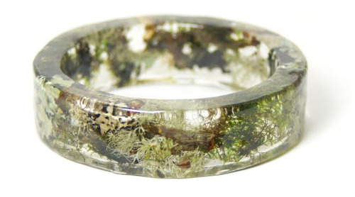 jedavu:  Handmade Resin Bangles Embedded with Flowers and BarkHand-made in Coos Bay, Oregon, these resin bangles are infused with plants, leaves, flowers, shells, and strips of bark. Much of what you see here is available through Faerie and dozens of