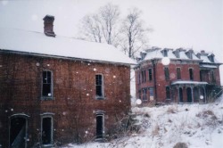 nanalew:  halfstoned:  idilapidated:  Mudhouse Mansion is located in Fairfield County, Ohio. Built between the 1840s - 1870’s the house is believed to be haunted, by locals. The home has not been occupied since the 1930’s.  I wanna go here and check