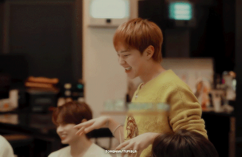 jonghan:22/38 daily gifs until gose 2021 is back↳ hoshi clowning seungkwan and his limpest wrist of 