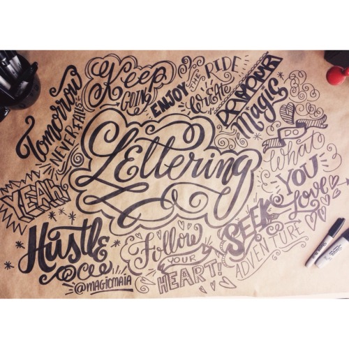 Happy Friday! ✌️✨calentando los sharpie para #LetteringEnChavon este próximo miércoles! Acompáñame e