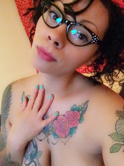 whiskeywench:  whiskeywench:  Nudes  shamelessly reblogging selfies by request  Nice 