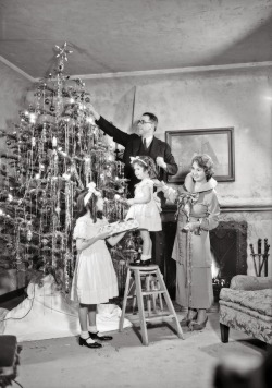 rustedshutter:  Family Christmas card photo; 1934 