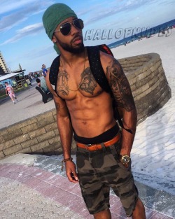 hall-of-nudes:  He’s so damn fine and a show off 😪💦🙌🏿