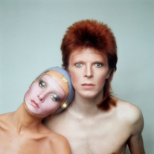 vintageeveryday:  Here’ the story behind the photo of Twiggy and David Bowie for the cover of his ‘Pin Ups’ album, 1973.