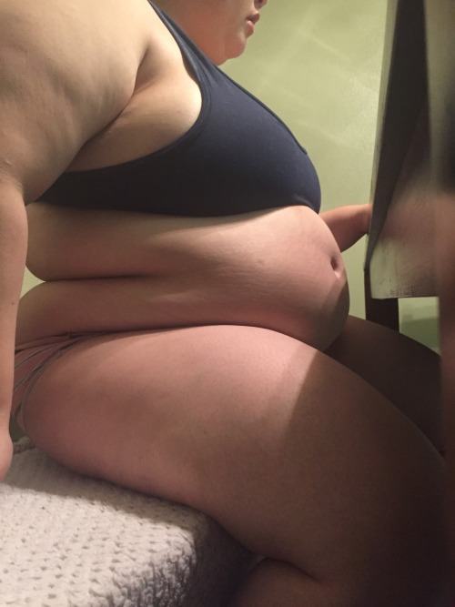 myfatabc: Enjoying her dinner Would enjoy her for dessert