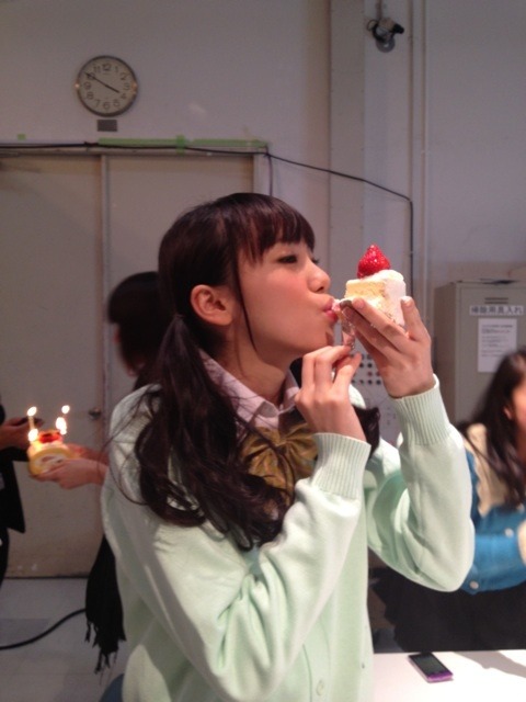 yokogaogirl: 飯豊まりえ『サプライズからのサプライズ！イチゴケーキ(´°̥̥̥̥̥̥̥̥ω°̥̥̥̥̥̥̥̥｀)』