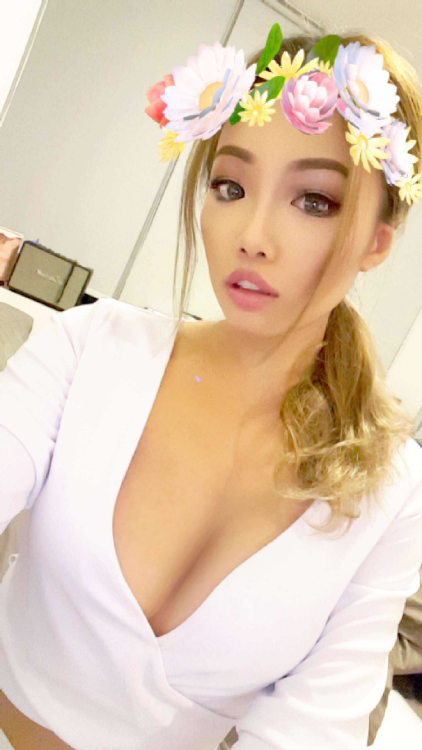 mat62:She sure love to show off her body like this so that guys would masturbate to her photos