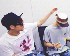 g-y-u:  { Sunggyu being Sunggyu 16/∞}         ↳  Casually petting Dongwoo during an interview  