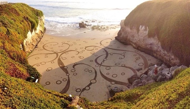 killermuffins89:  innocenttmaan:  Andres Amador is an artist who uses the beach as