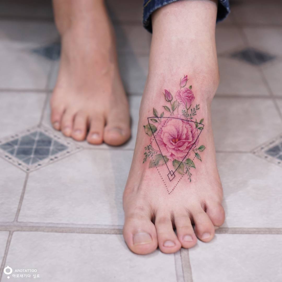 Flower tattoo on the left foot.