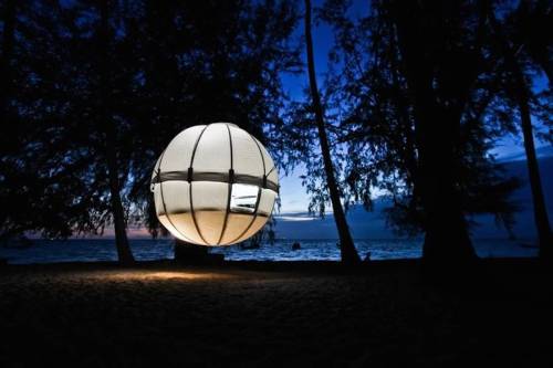 culturenlifestyle:  The Cocoon Tree The Cocoon Tree is a small circular tent, which is suspended on trees, according to one’s desire or needs. Available in 12 different colors, ranging from purple to green, the circular shape is a conscious design
