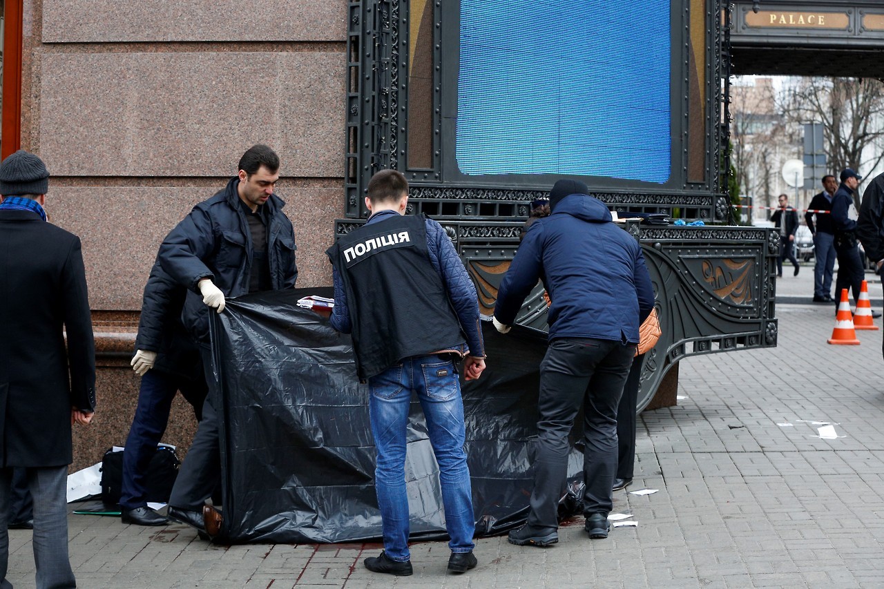 Denis Voronenkov, ex diputado ruso, crítico con el presidente Vladimir Putin y que había buscado refugio en Ucrania, fue asesinado esta mañana a tiros a la puerta de un hotel de lujo de Kiev, la capital ucraniana. (AP)
MIRÁ LA FOTOGALERÍA—>