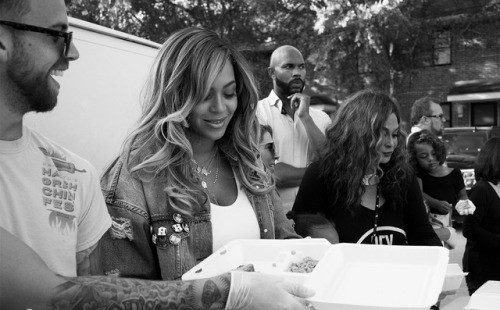 beyhive4ever: Beyoncé and Tina Knowles serving and speaking to the survivors of Hurricane Har