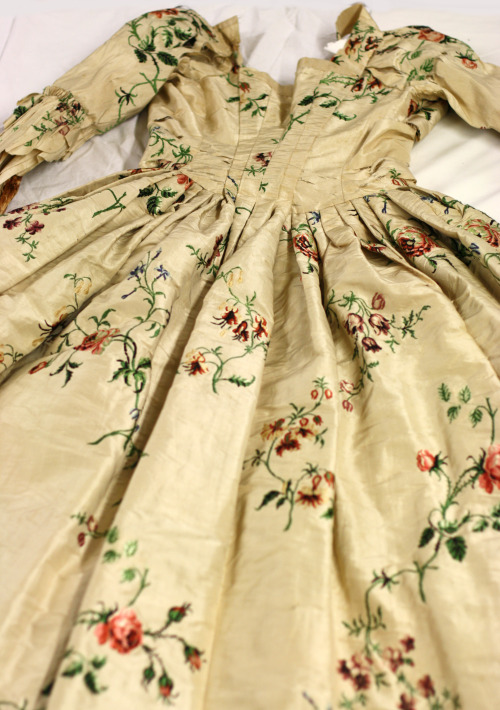 theclothingproject: ITS ALL IN THE DETAILS: 18th Century Silk Over Dress Some detailed shots of the 