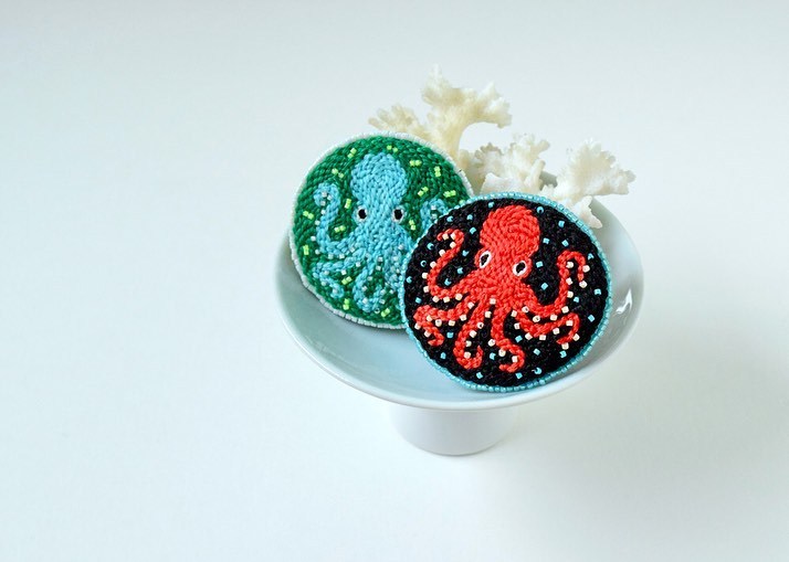 パンチニードル蛸ブローチをEtsyショップに出しました! 赤蛸は売れてしまったので緑蛸のみです。 ウール毛糸とガラスビーズを使っていて、ちょっと大きめでちょっと厚みもあります。 ショップリンクは パンチニードル蛸ブローチをEtsyショップに出しました! 赤蛸は売れてしまったので緑蛸のみです。 ウール毛糸とガラスビーズを使っていて、ちょっと大きめでちょっと厚みもあります。 ショップリンクは