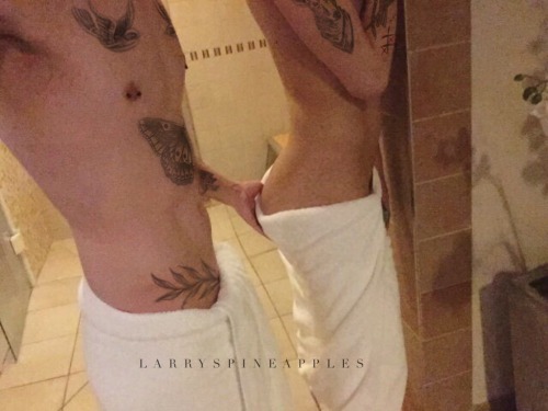 larryspineapple-nsfw:  boyfriends ft. harry with nipple piercings. 