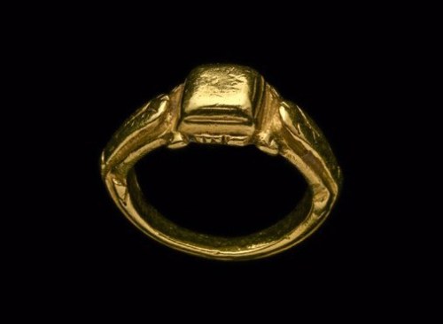 Ancient Roman gold ring, dated to the 3rd century CE. Source: Fabian de Montjoye. 