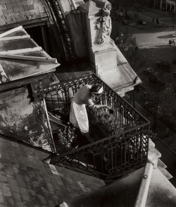 poboh:Hotel Claride, Champs-Elysées, 1948, Willy Ronis. (1910 - 2009)