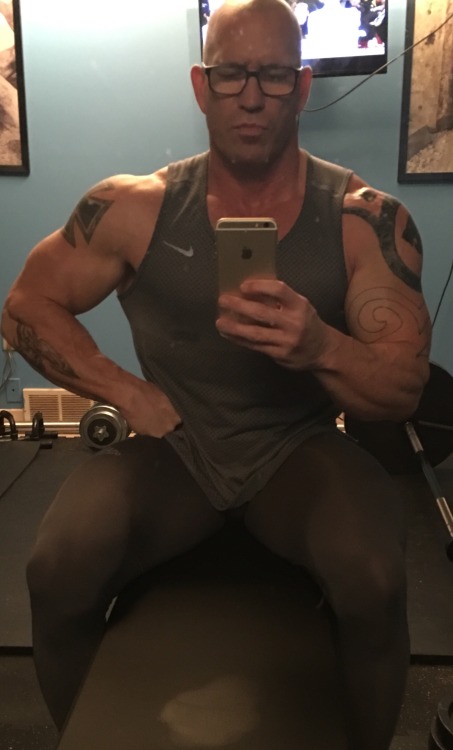 irishmusclegod:  Glasses = higher IQ. 😀