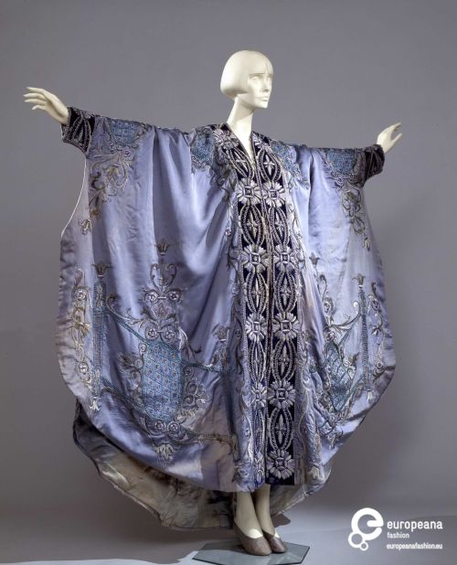 fawnvelveteen:Dressing gown, Italian (?), ca. 1900–10. Sky blue padded silk trimmed with midnight bl