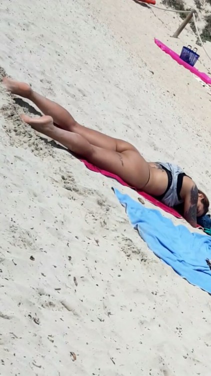 Amazing ass tanning at the beach. You almost can see her ass hole