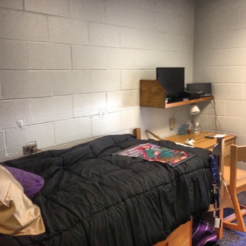 Tha set-up. #dormroom #haan #bumpinicecube (at Hall Four Landmark College)