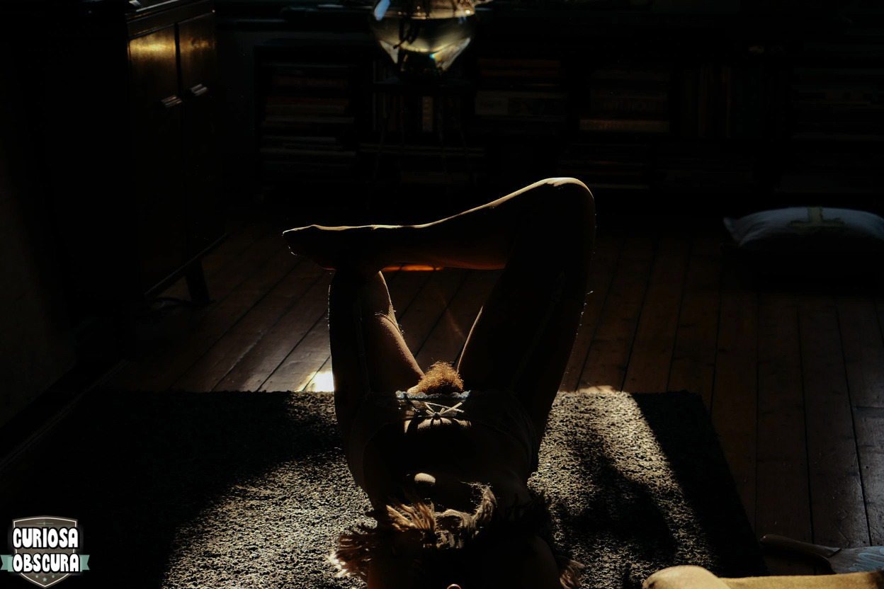 curiosa-obscura:     catchin’ the light follow us for more homemade nudie pics:)