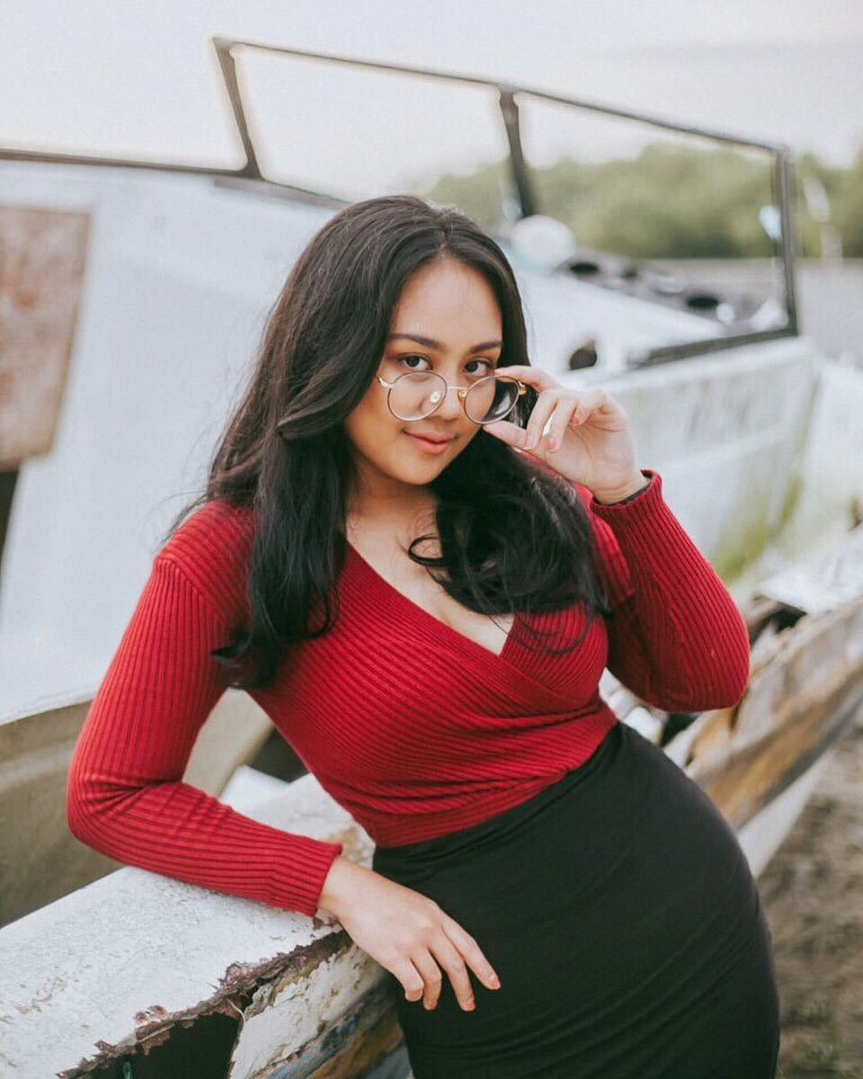 nafsulelaki: Tetek besar, body agk chubby, korek puki mst banjir ni