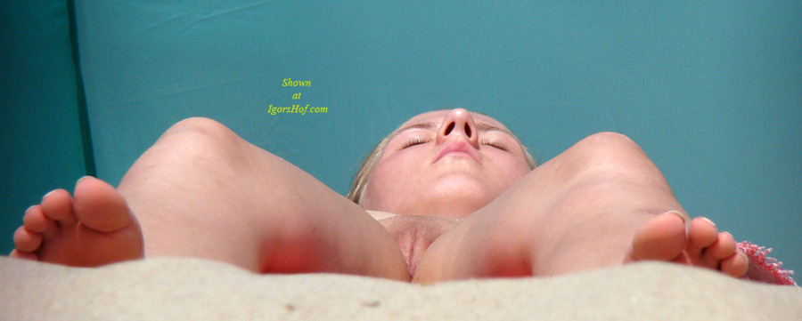 Beach nudists showing her snatch