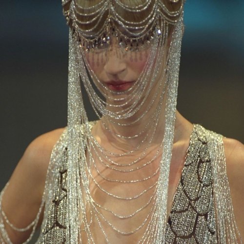 a-state-of-bliss:  Esther De Jong @ Givenchy Haute Couture Spr/Sum 1998