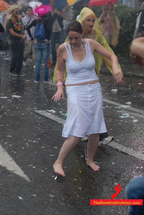 womanbarefootinpublic:  Barefoot in the rain