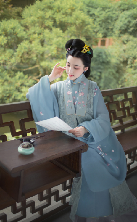 shangxian-moon:Chinese Traditional HanFuPictures by weibo@藤末Tengmo【 ​​​​靜淞居 |踏雲館漢服 | 江南桃花家-漢服工作室】