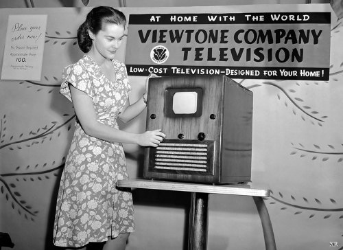 vintageadvertising:A whopping 7 inches television for $100 ($1500 in 2021) [1945]