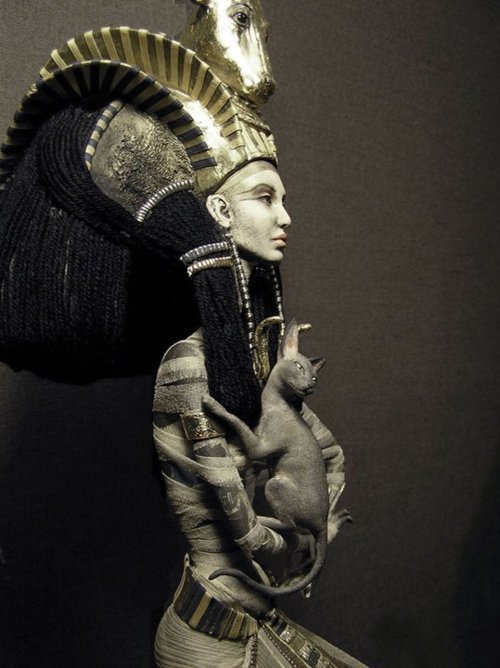 thehouseofhippies:  Be Royal.
