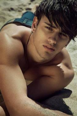 HOT GUYS ON THE BEACH