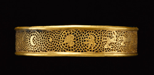ancientjewels: Gold Roman openwork bracelet dating to c. 250-400 CE. Vine-like scrolling designs are