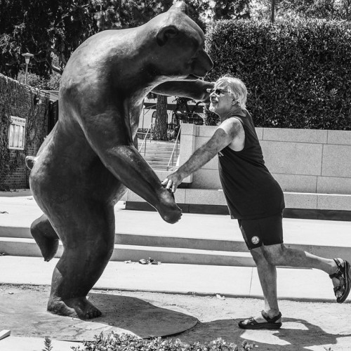 The Dance with Wang DaLong’s Bronze Bear (The Game 1+3+1) and Lovey @jerryepstein #art #publicart #wangdalong #bronze #sculpture #bwphotography #wehopark (at West Hollywood Park)