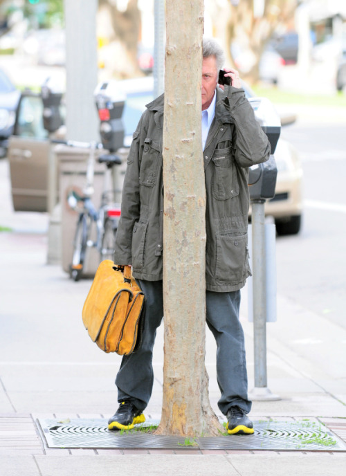 ricorizz0-blog:Dustin Hoffman hiding from paparazzi.