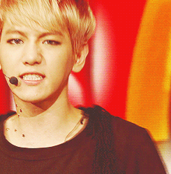 baekhyu-n:  baekhyun @ inkigayo (stars on neck + contact lens) 