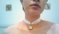 lapdragons:  Look at this I have such cute lips and collarbones and collar 