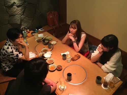 The seiyuu for the Shiganshina Trio - Kaji Yuuki (Eren), Ishikawa Yui (Mikasa), and Inoue Marina (Armin) - dine with Shingeki no Kyojin sound director Mima Masafumi!Voice recording for Shingeki no Kyojin season 2 is now in progress!