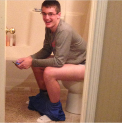 johnnyfeelgood20:Pooping