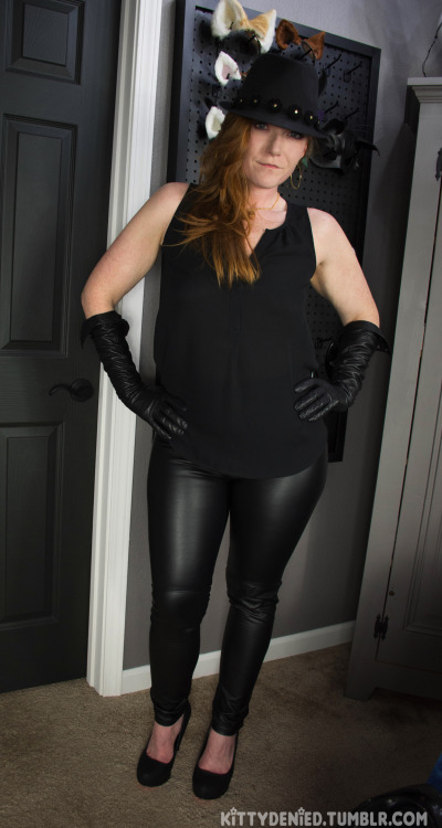 I recently got some faux leather leggings so I’ve been having fun trying on new outfit combos 