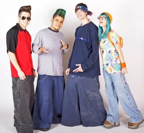 manicsocratic:Wait.Are these modern teenagers dressing like how they thought 90’s kids dressed?I am 