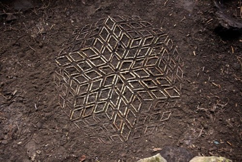 bubblewrench: Artist James Brunt Arranges Leaves and Rocks Into Elaborate Mandalas that first one lo