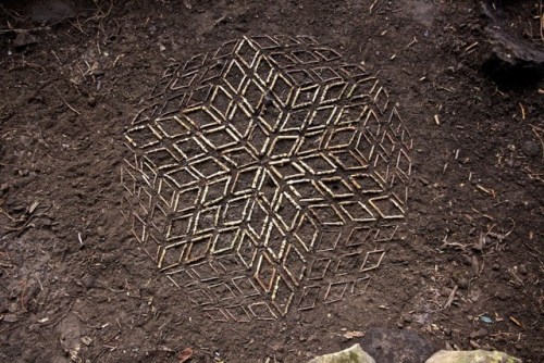 bubblewrench:Artist James Brunt Arranges Leaves and Rocks Into Elaborate Mandalasthat first one look