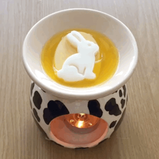 slimeandspice:Spring bunny wax melt!
